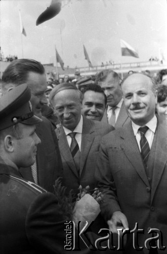 20.07.1961, Warszawa, Polska.
Wizyta w Polsce radzieckiego kosmonauty Jurija Gagarina. Powitanie na płycie lotniska przez delegację złożoną z przedstawicieli władz z wicepremierem Piotrem Jaroszewiczem.
Fot. Edward Grochowicz, zbiory Ośrodka KARTA.