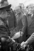 20.07.1961, Warszawa, Polska.
Wizyta w Polsce radzieckiego kosmonauty Jurija Gagarina. Powitanie na płycie lotniska przez delegację złożoną z przedstawicieli władz z wicepremierem Piotrem Jaroszewiczem.
Fot. Edward Grochowicz, zbiory Ośrodka KARTA.