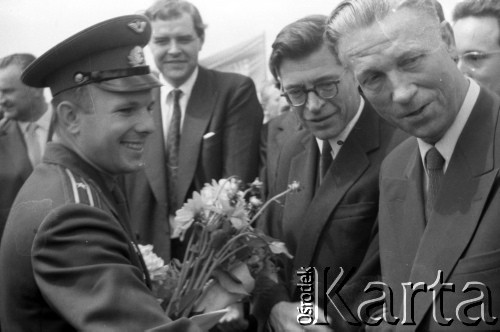 20.07.1961, Warszawa, Polska.
Wizyta w Polsce radzieckiego kosmonauty Jurija Gagarina. Powitanie na płycie lotniska przez delegację złożoną z przedstawicieli władz.  
Fot. Edward Grochowicz, zbiory Ośrodka KARTA.