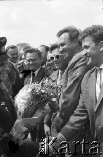 20.07.1961, Warszawa, Polska.
Wizyta w Polsce radzieckiego kosmonauty Jurija Gagarina. Powitanie na płycie lotniska przez delegację złożoną z przedstawicieli władz.  
Fot. Edward Grochowicz, zbiory Ośrodka KARTA.