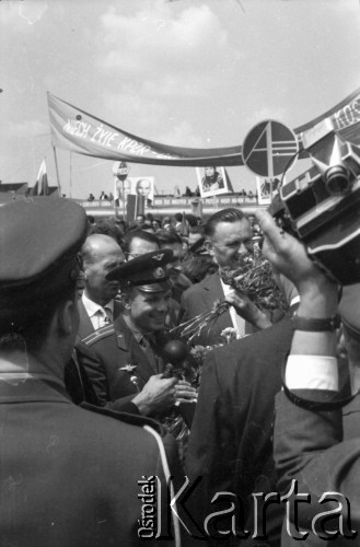 20.07.1961, Warszawa, Polska.
Wizyta w Polsce radzieckiego kosmonauty Jurija Gagarina. Powitanie na płycie lotniska przez delegację złożoną z przedstawicieli władz z wicepremierem Piotrem Jaroszewiczem  
Fot. Edward Grochowicz, zbiory Ośrodka KARTA.