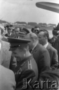 20.07.1961, Warszawa, Polska.
Wizyta w Polsce radzieckiego kosmonauty Jurija Gagarina. Powitanie na płycie lotniska przez delegację złożoną z przedstawicieli władz.  
Fot. Edward Grochowicz, zbiory Ośrodka KARTA.