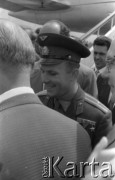 20.07.1961, Warszawa, Polska.
Wizyta w Polsce radzieckiego kosmonauty Jurija Gagarina. Powitanie na płycie lotniska przez delegację złożoną z przedstawicieli władz.  
Fot. Edward Grochowicz, zbiory Ośrodka KARTA.