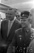 20.07.1961, Warszawa, Polska.
Wizyta w Polsce radzieckiego kosmonauty Jurija Gagarina. Powitanie na płycie lotniska przez delegację złożoną z przedstawicieli władz z wicepremierem Piotrem Jaroszewiczem  
Fot. Edward Grochowicz, zbiory Ośrodka KARTA.