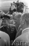 20.07.1961, Warszawa, Polska.
Wizyta w Polsce radzieckiego kosmonauty Jurija Gagarina. Powitanie na płycie lotniska przez delegację złożoną z przedstawicieli władz.  
Fot. Edward Grochowicz, zbiory Ośrodka KARTA.