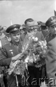 20.07.1961, Warszawa, Polska.
Wizyta w Polsce radzieckiego kosmonauty Jurija Gagarina. Powitanie na płycie lotniska przez delegację złożoną z przedstawicieli władz z wicepremierem Piotrem Jaroszewiczem.
Fot. Edward Grochowicz, zbiory Ośrodka KARTA.