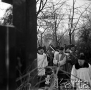 Grudzień 1968, Warszawa, Polska.
Pogrzeb Zygmunta Choromańskiego - biskupa warszawskiego i sekretarza generalnego Konferencji Episkopatu Polski w latach 1946–1968, zmarłego 26.12.1968. Uroczystość na Cmentarzu Powązkowskim. Zygmunt Choromański był w latach 1946-1968 biskupem pomocniczym warszawskim i sekretarzem generalnym Konferencji Episkopatu Polski.
Fot. Edward Grochowicz, zbiory Ośrodka KARTA.