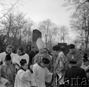 Grudzień 1968, Warszawa, Polska.
Pogrzeb biskupa warszawskiego Zygmunta Choromańskiego, zmarłego 26.12.1968. Prymas Polski i arcybiskup metropolita warszawski kardynał Stefan Wyszyński celebruje uroczystość pogrzebową na Cmentarzu Powązkowskim. Zygmunt Choromański był w latach 1946-1968 biskupem pomocniczym warszawskim i sekretarzem generalnym Konferencji Episkopatu Polski. 
Fot. Edward Grochowicz, zbiory Ośrodka KARTA.