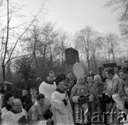 Grudzień 1968, Warszawa, Polska.
Pogrzeb biskupa warszawskiego Zygmunta Choromańskiego, zmarłego 26.12.1968. Prymas Polski i arcybiskup metropolita warszawski kardynał Stefan Wyszyński celebruje uroczystość pogrzebową na Cmentarzu Powązkowskim. Zygmunt Choromański był w latach 1946-1968 biskupem pomocniczym warszawskim i sekretarzem generalnym Konferencji Episkopatu Polski. 
Fot. Edward Grochowicz, zbiory Ośrodka KARTA.