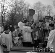 Grudzień 1968, Warszawa, Polska.
Pogrzeb biskupa warszawskiego Zygmunta Choromańskiego, zmarłego 26.12.1968. Prymas Polski i arcybiskup metropolita warszawski kardynał Stefan Wyszyński celebruje uroczystość pogrzebową na Cmentarzu Powązkowskim. Zygmunt Choromański był w latach 1946-1968 biskupem pomocniczym warszawskim i sekretarzem generalnym Konferencji Episkopatu Polski. 
Fot. Edward Grochowicz, zbiory Ośrodka KARTA.