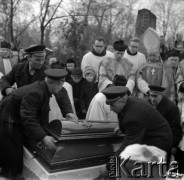 Grudzień 1968, Warszawa, Polska.
Pogrzeb biskupa warszawskiego Zygmunta Choromańskiego, zmarłego 26.12.1968. Składanie trumny do grobu. Na dalszym planie modlący się Prymas Polski, metropolita warszawski kardynał Stefan Wyszyński. Zygmunt Choromański był w latach 1946-1968 biskupem pomocniczym warszawskim i sekretarzem generalnym Konferencji Episkopatu Polski.
Fot. Edward Grochowicz, zbiory Ośrodka KARTA.