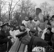 Grudzień 1968, Warszawa, Polska.
Pogrzeb biskupa warszawskiego Zygmunta Choromańskiego, zmarłego 26.12.1968. Składanie trumny do grobu. Na dalszym planie modlący się Prymas Polski, metropolita warszawski kardynał Stefan Wyszyński. Zygmunt Choromański był w latach 1946-1968 biskupem pomocniczym warszawskim i sekretarzem generalnym Konferencji Episkopatu Polski.
Fot. Edward Grochowicz, zbiory Ośrodka KARTA.