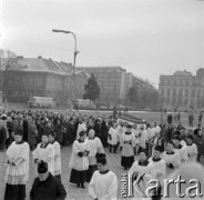 Grudzień 1968, Warszawa, Polska.
Pogrzeb biskupa warszawskiego Zygmunta Choromańskiego, zmarłego 26.12.1968. Kondukt pogrzebowy na placu Trzech Krzyży. Zygmunt Choromański był w latach 1946-1968 biskupem pomocniczym warszawskim i sekretarzem generalnym Konferencji Episkopatu Polski. 
Fot. Edward Grochowicz, zbiory Ośrodka KARTA.