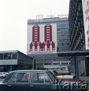 1.05.1974, Warszawa, Polska.
Obchody Święta Pracy. Budynek Banku PKO  przy ulicy Marszałkowskiej z okolicznościowymi propagandowymi dekoracjami.
Fot. Edward Grochowicz, zbiory Ośrodka KARTA.
