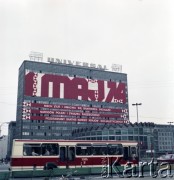 1.05.1974, Warszawa, Polska.
Obchody Święta Pracy. Budynki Universalu i będącej siedzibą banku PKO Rotundy od strony ulicy Marszałkowskiej. Wieżowiec Universalu udekorowany okolicznościowym napisem 