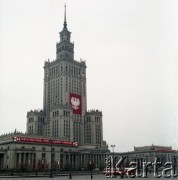 1.05.1974, Warszawa, Polska.
Obchody Święta Pracy. Pałac Kultury i Nauki z okolicznościowymi dekoracjami i transparentami. Jeden z nich głosi: 
