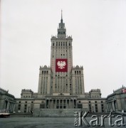 1.05.1974, Warszawa, Polska.
Obchody Święta Pracy. Pałac Kultury i Nauki z okolicznościowymi dekoracjami i godłem państwowym. Widok od strony placu Defilad.
Fot. Edward Grochowicz, zbiory Ośrodka KARTA.
