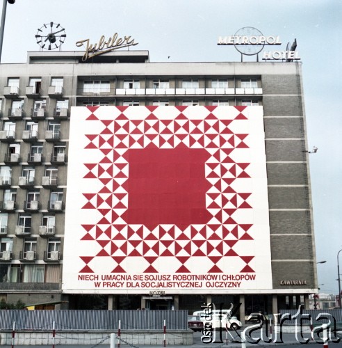 1.05.1974, Warszawa, Polska.
Obchody Święta Pracy. Elewacja hotelu Metropol przy ulicy Marszałkowskiej udekorowana propagandowym transparentem z hasłem: 