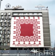 1.05.1974, Warszawa, Polska.
Obchody Święta Pracy. Elewacja hotelu Metropol przy ulicy Marszałkowskiej udekorowana propagandowym transparentem z hasłem: 