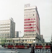 1.05.1974, Warszawa, Polska.
Obchody Święta Pracy. Elewacja budynku PKO przy ulicy Marszałkowskiej udekorowana okolicznościowym napisem propagandowym: 