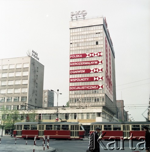 1.05.1974, Warszawa, Polska.
Obchody Święta Pracy. Elewacja budynku PKO przy ulicy Marszałkowskiej udekorowana okolicznościowym napisem propagandowym: 