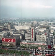 1.05.1974, Warszawa, Polska.
Obchody Święta Pracy. Budynki przy ulicy Marszałkowskiej  udekorowane okolicznościowymi propagandowymi transparentami i napisami, m.in.: 