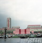 1.05.1974, Warszawa, Polska.
Obchody Święta Pracy. Trybuna honorowa na placu Defilad i budynki Domów Towarowych Centrum przy ul. Marszałkowskiej z okolicznościowymi dekoracjami i napisami: 