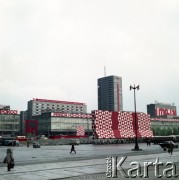 1.05.1974, Warszawa, Polska.
Obchody Święta Pracy. Trybuna honorowa na placu Defilad i budynki Domów Towarowych Centrum przy ul. Marszałkowskiej z okolicznościowymi dekoracjami i napisami: 