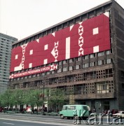 1.05.1974, Warszawa, Polska.
Obchody Święta Pracy. Elewacja budynku przy ulicy Marszałkowskiej udekorowana okolicznościowym propagandowym planszami z napisem: 