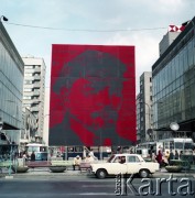 1.05.1974, Warszawa, Polska.
Obchody Święta Pracy. Okolicznościowa dekoracja z wizerunkiem Włodzimierza Lenina ustawiona pomiędzy budynkami Domów Towarowych Centrum przy ulicy Marszałkowskiej.
Fot. Edward Grochowicz, zbiory Ośrodka KARTA.