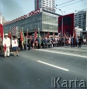 1.05.1974, Warszawa, Polska.
Obchody Święta Pracy. Pochód zmierzający ulicą Marszałkowską. Na dalszym planie okolicznościowa dekoracja z wizerunkiem Włodzimierza Lenina ustawiona pomiędzy budynkami Domów Towarowych Centrum.
Fot. Edward Grochowicz, zbiory Ośrodka KARTA.