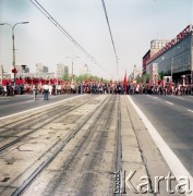 1.05.1974, Warszawa, Polska.
Obchody Święta Pracy. Pochód zmierzający ulicą Marszałkowską. 
Fot. Edward Grochowicz, zbiory Ośrodka KARTA.