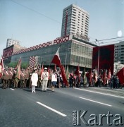 1.05.1974, Warszawa, Polska.
Obchody Święta Pracy. Przedstawiciele środowisk kombatanckich oraz pracownicy służb medycznych w pochodzie zmierzającym ulicą Marszłakowską. 
Fot. Edward Grochowicz, zbiory Ośrodka KARTA.