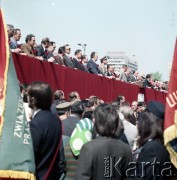 1.05.1974, Warszawa, Polska.
Obchody Święta Pracy. Przywódcy partyjni i przedstawiciele władz obserwują pochód z trybuny honorowej na placu Defilad. Widoczni między innymi: minister obrony narodowej Wojciech Jaruzelski (w środku, w mundurze), premier Piotr Jaroszewicz (w jasnym garniturze), I Sekretarz KC PZRP Edward Gierek (przemawiający).
Fot. Edward Grochowicz, zbiory Ośrodka KARTA.
