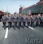 1.05.1974, Warszawa, Polska.
Obchody Święta Pracy. Przedstawiciele Milicji Obywatelskiej w mundurach galowych w pochodzie zmierzającym ulicą Marszłkowską. 
Fot. Edward Grochowicz, zbiory Ośrodka KARTA.