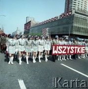 1.05.1974, Warszawa, Polska.
Obchody Święta Pracy. Przedstawicielki organizacji  harcerskiej w pochodzie zmierzającym ulicą Marszłkowską. W tle budynki Domów Towarowych Centrum z okolicznościowym hasłem: 