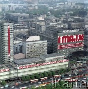 1.05.1974, Warszawa, Polska.
Obchody Święta Pracy. Budynki przy ulicy Marszałkowskiej udekorowane okolicznościowym propagandowym hasłami: 