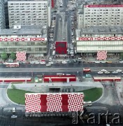 1.05.1974, Warszawa, Polska.
Obchody Święta Pracy. Elewacje domów Towarowych Centrum przy ulicy Marszałkowskiej udekorowane okolicznościowym propagandowymi hasłami: 