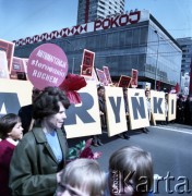 1.05.1974, Warszawa, Polska.
Obchody Święta Pracy. Uczestnicy pochodu zmierzają ulicą Marszałkowską. Na pierwszym planie przedstawiciele Warszawskich Zakładów Maszyn Budowlanych im. Ludwika Waryńskiego niosą okolicznościowe napisy i transparenty.
Fot. Edward Grochowicz, zbiory Ośrodka KARTA.