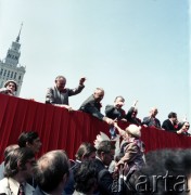 1.05.1974, Warszawa, Polska.
Obchody Święta Pracy. Przywódcy partyjni i przedstawiciele władz na trybunie honorowej na placu Defilad. Widoczni m.in.: premier Piotr Jaroszewicz (2. z lewej), I sekretarz KC PZPR Edward Gierek (3. z lewej), I sekretarz Komitetu Warszawskiego PZPR w Warszawie Józef Kępa (4. z lewej), przewodniczący Rady Państwa Henryk Jabłoński (5. z lewej) i członek biura politycznego KC PZPR Mieczysław Jagielski (1. z prawej).
Fot. Edward Grochowicz, zbiory Ośrodka KARTA.
