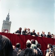 1.05.1974, Warszawa, Polska.
Obchody Święta Pracy. Przywódcy partyjni i przedstawiciele władz na trybunie honorowej na placu Defilad. Widoczni m.in.: premier Piotr Jaroszewicz (2. z lewej), I sekretarz KC PZPR Edward Gierek (trzymający dziecko), I sekretarz Komitetu Warszawskiego PZPR w Warszawie Józef Kępa (5. z lewej), przewodniczący Rady Państwa Henryk Jabłoński (6. z lewej) i członek KC PZPR Mieczysław Jagielski (1. z prawej).
Fot. Edward Grochowicz, zbiory Ośrodka KARTA.
