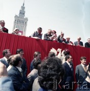 1.05.1974, Warszawa, Polska.
Obchody Święta Pracy. Przywódcy partyjni i przedstawiciele władz na trybunie honorowej na placu Defilad. Widoczni m.in.: sekretarz Komitetu Centralnego PZPR Władysław Kruczek (1. z lewej), premier Piotr Jaroszewicz (3. z lewej), I sekretarz KC PZPR Edward Gierek (trzymający dziecko), I sekretarz Komitetu Warszawskiego PZPR w Warszawie Józef Kępa (6. z lewej), Henryk Jabłoński (7. z lewej), minister spraw zagranicznych Stefan Olszowski (1. z prawej).
Fot. Edward Grochowicz, zbiory Ośrodka KARTA.
