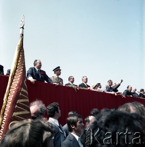 1.05.1974, Warszawa, Polska.
Obchody Święta Pracy. Przywódcy partyjni i przedstawiciele władz na trybunie honorowej na placu Defilad. Widoczni m.in.: minister spraw zagranicznych Stefan Olszowski (1. z lewej), minister obrony narodowej Wojciech Jaruzelski (2. z lewej), członek Biura Politycznego KC Edward Babiuch (3. z lewej), sekretarz Komitetu Centralnego PZPR Władysław Kruczek (4. z lewej), premier Piotr Jaroszewicz (5. z prawej), I sekretarz KC PZPR Edward Gierek (4. z prawej), I sekretarz Komitetu Warszawskiego PZPR w Warszawie Józef Kępa (3. z prawej).
Fot. Edward Grochowicz, zbiory Ośrodka KARTA.
