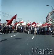 1.05.1974, Warszawa, Polska.
Obchody Święta Pracy. Pochód zmierzający ulicą Marszałkowską. 
Fot. Edward Grochowicz, zbiory Ośrodka KARTA.