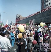 1.05.1974, Warszawa, Polska.
Obchody Święta Pracy. Uczestnicy pochodu zmierzającego ulicą Marszałkowską. W tle budynki Domów Towarowych Centrum udekorowane okolicznościowymi napisami: 