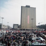 1.05.1974, Warszawa, Polska.
Obchody Święta Pracy. Uczestnicy pochodu przy zbiegu Alej Jerozolimskich z ulicą Marszałkowską. W tle hotel Forum z okolicznościową dekoracją na elewacji.
Fot. Edward Grochowicz, zbiory Ośrodka KARTA.