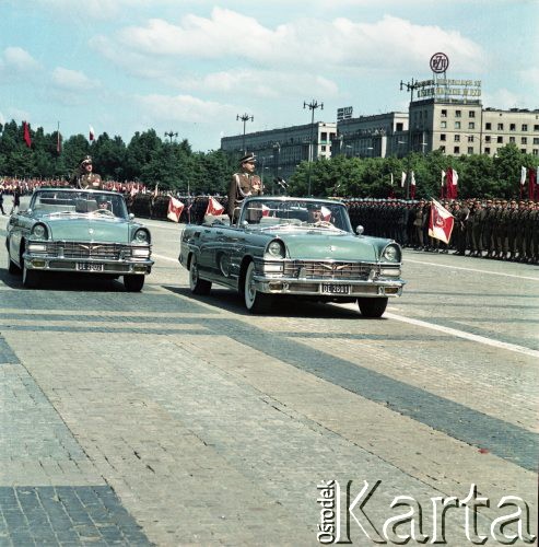 22.07.1974, Warszawa, Polska.
Uroczyste obchody Narodowego Święta Odrodzenia Polski na placu Defilad. W samochodzie z prawej minister obrony narodowej gen. Wojciech Jaruzelski.
Fot. Edward Grochowicz, zbiory Ośrodka KARTA