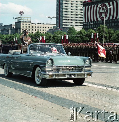 22.07.1974, Warszawa, Polska.
Uroczyste obchody Narodowego Święta Odrodzenia Polski. Żołnierzom salutuje minister obrony narodowej gen. Wojciech Jaruzelski.
Fot. Edward Grochowicz, zbiory Ośrodka KARTA