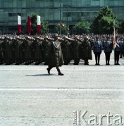 22.07.1974, Warszawa, Polska.
Obchody Narodowego Święta Odrodzenia Polski na Placu Defilad. W pochodzie z okazji 30. rocznicy powstania PRL biorą udział żołnierze ludowego Wojska Polskiego. Z prawej strony w pierwszym rzędzie stoją ze sztandarem funkcjonariusze Milicji Obywatelskiej. Na pierwszym planie widoczny żołnierz z pułku górskiego (strzelec podhalański).
Fot. Edward Grochowicz, zbiory Ośrodka KARTA
