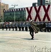 22.07.1974, Warszawa, Polska.
Obchody Narodowego Święta Odrodzenia Polski na Placu Defilad. W pochodzie z okazji 30. rocznicy powstania PRL biorą udział funkcjonariusze Milicji Obywatelskiej (stoją w błękitnych mundurach). Na pierwszym planie stoi żołnierz z pułku górskiego (strzelec podhalański). W tle widoczny transparent ustawiony przed Domem Towarowym Wars, Sawa i Junior.
Fot. Edward Grochowicz, zbiory Ośrodka KARTA